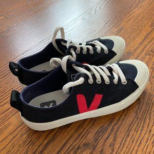 VEJA Nova V-logo low-top trainers